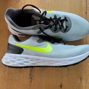 Nike Revolution 5 men’s U.S size 11 like new